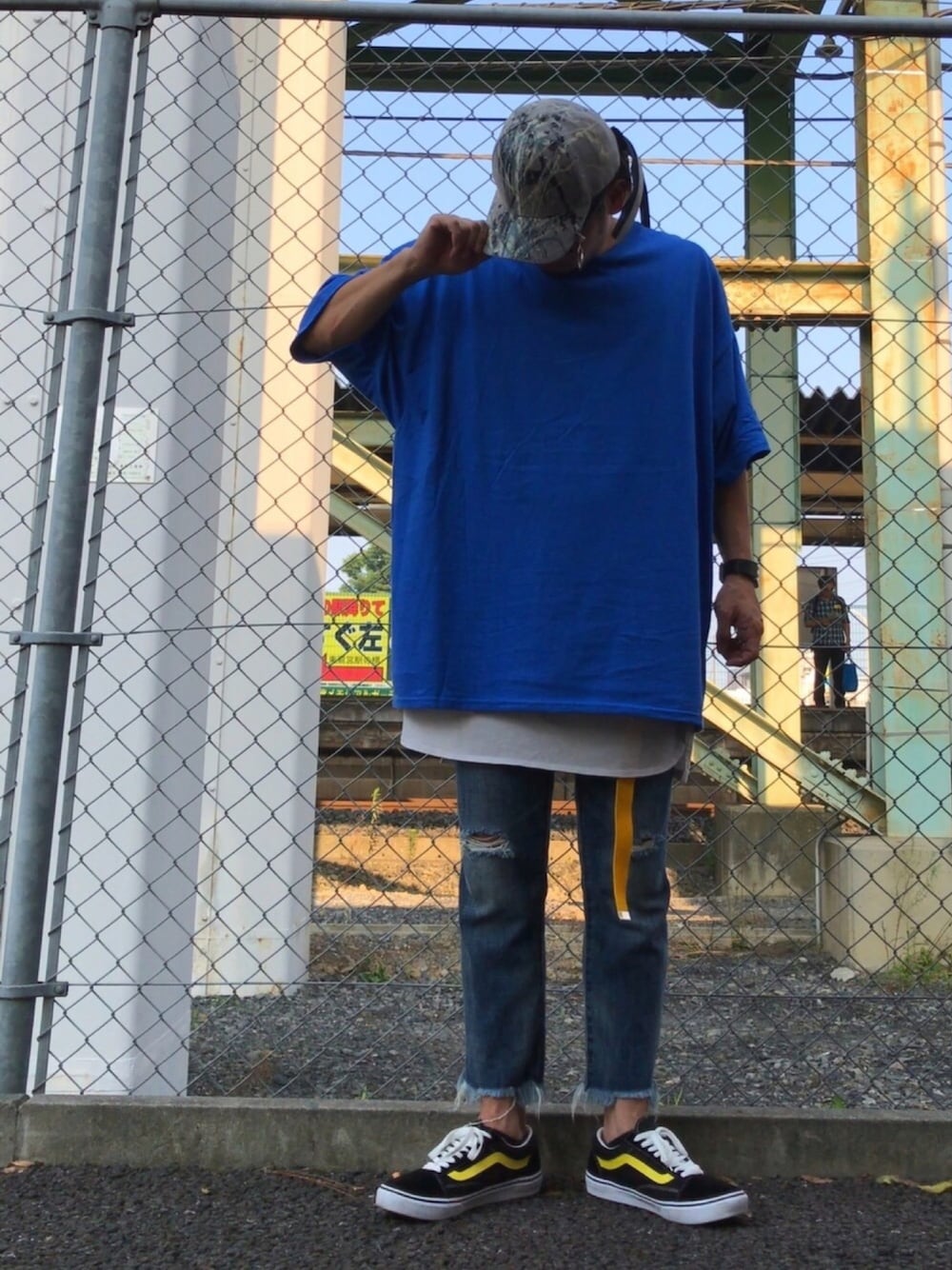 「ビッグシルエット、ビッグT、ダメージデニムパンツ、ガチャベルト、ブルーコーデ、オールドスクール、夏コーデ」｜「TETUさんキャップのアイテム（キャップ、グレー系）」を使った、かずと®️さん（メンズ・173cm）の夏コーディネートの1枚目の写真