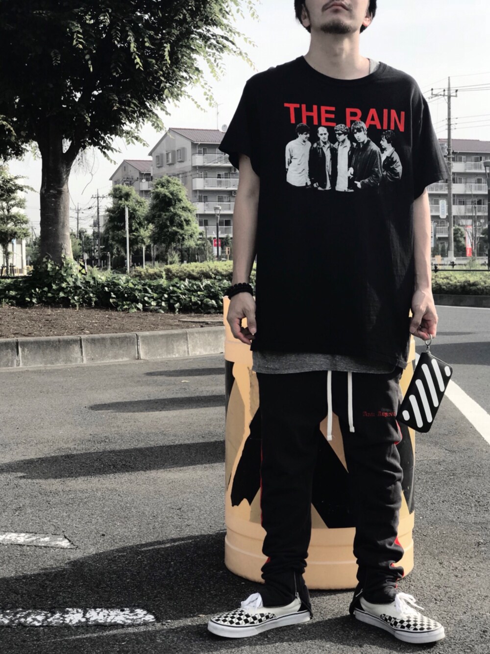 「OFF-WHITE、OFF-WHITE c/o VIRGIL ABLOH、fear of god、オーバーサイズ、ビッグシルエット、バンドT、oasis、サイドラインパンツ、street、streetstyle」｜「off whiteのOFF WHITE 『MODERNISM』Tシャツ（Tシャツ/カットソー、ブラック系）」を使った、かずと®️さん（メンズ・173cm）の春コーディネートの1枚目の写真