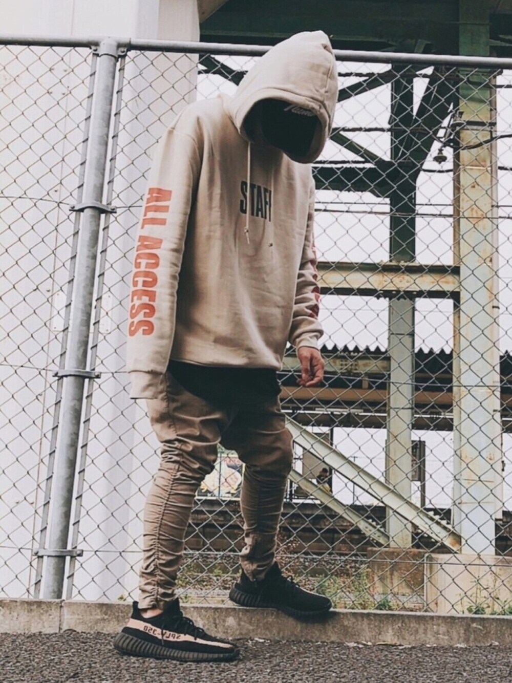 「purpose tour、ジャスティンビーバー、fear of god、fearofgod、fog、yeezy、yeezyboost、ストリート、スケータースタイル、ベージュコーデ」｜「PURPOSE TOURのアイテム（パーカー、ベージュ系）」を使った、かずと®️さん（メンズ・173cm）の春コーディネートの1枚目の写真