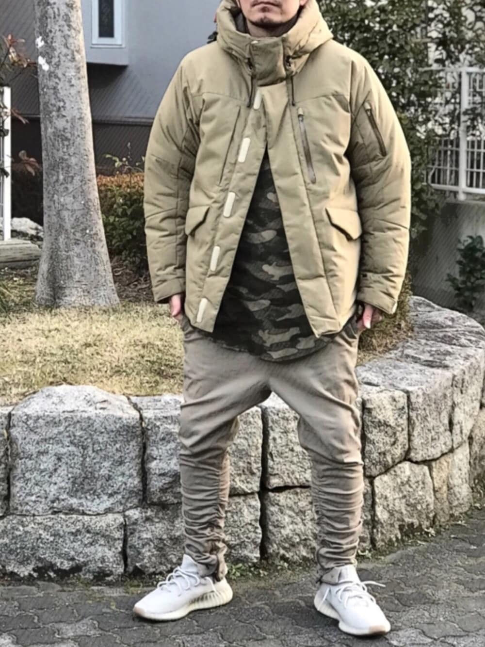「ベージュ、ベージュコーデ、ダウンジャケット、バルトロライトジャケット、yeezy、yeezyboost、YeezyBoost350、カモフラ、チノパン、ビッグシルエット」｜「BEAMSの◆BEAMS / 撥水 ナイロン ダウンジャケット（ダウンジャケット/コート、ベージュ系）」を使った、かずと®️さん（メンズ・173cm）の冬コーディネートの1枚目の写真