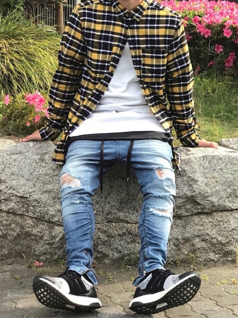 「レイヤードスタイル、ネルシャツ、ダメージデニムパンツ、ストリート、春コーデ、fear of god、ultra boost、チェックシャツ」｜「おすすめユーザーのアイテム（その他、ブラック系）」を使った、かずと®️さん（メンズ・173cm）の春コーディネートの1枚目の写真