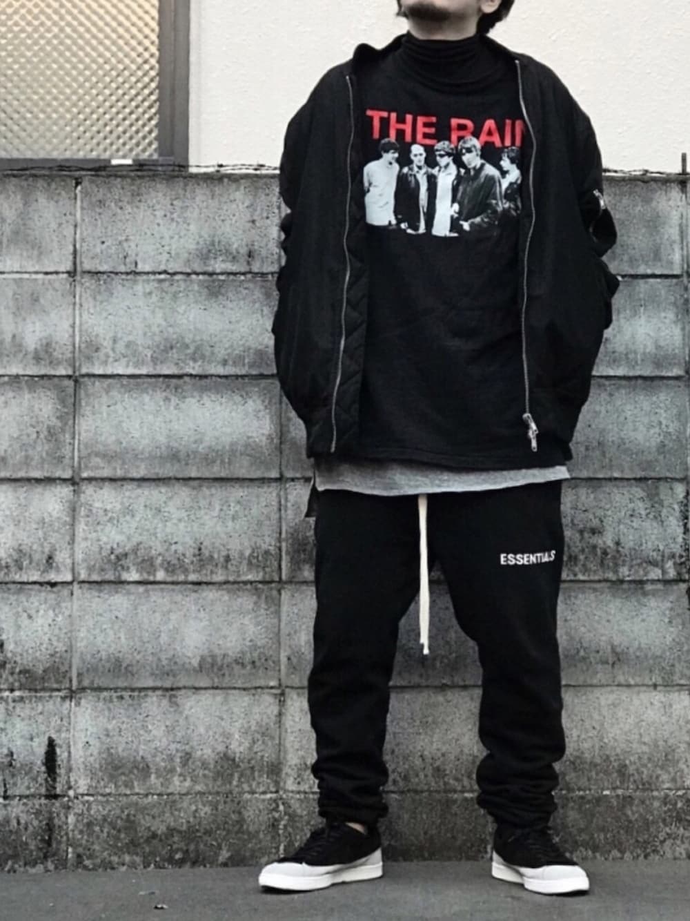 「Virgilabloh、off white、OFF-WHITE、バンドT、fear of god、PUMA、MA-1、ビッグシルエット、スウェットパンツ、レイヤードstyle」｜「H&Mのアイテム（MA-1、ブラック系）」を使った、かずと®️さん（メンズ・173cm）の冬コーディネートの1枚目の写真