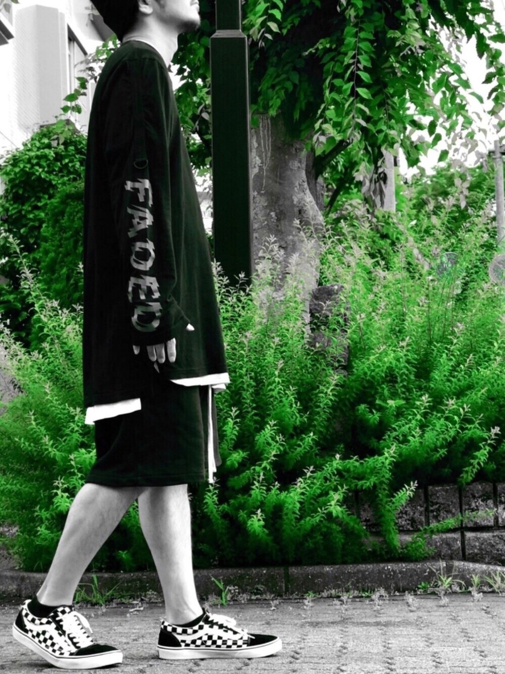 「STAMPD、fog、ショートパンツ、モノトーン、レイヤードスタイル、oldskool、スケータースタイル、ビッグシルエット、ハーフパンツ、レイヤードstyle」｜「Stampd' LAのアイテム（Tシャツ/カットソー、ブラック系）」を使った、かずと®️さん（メンズ・173cm）の春コーディネートの1枚目の写真