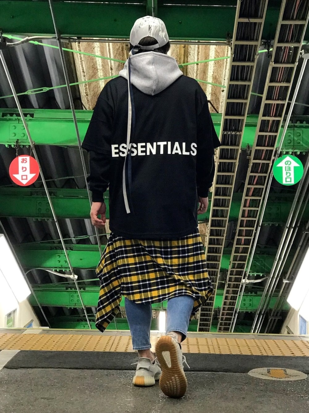 「差し色、ネルシャツ、腰巻き、スキニーパンツ、重ね着、yeezy、yeezyboost、yeezyboost350V2、ストリート」｜「FOG ESSENTIALSのアイテム（Tシャツ/カットソー、ブラック系）」を使った、かずと®️さん（メンズ・173cm）の春コーディネートの1枚目の写真