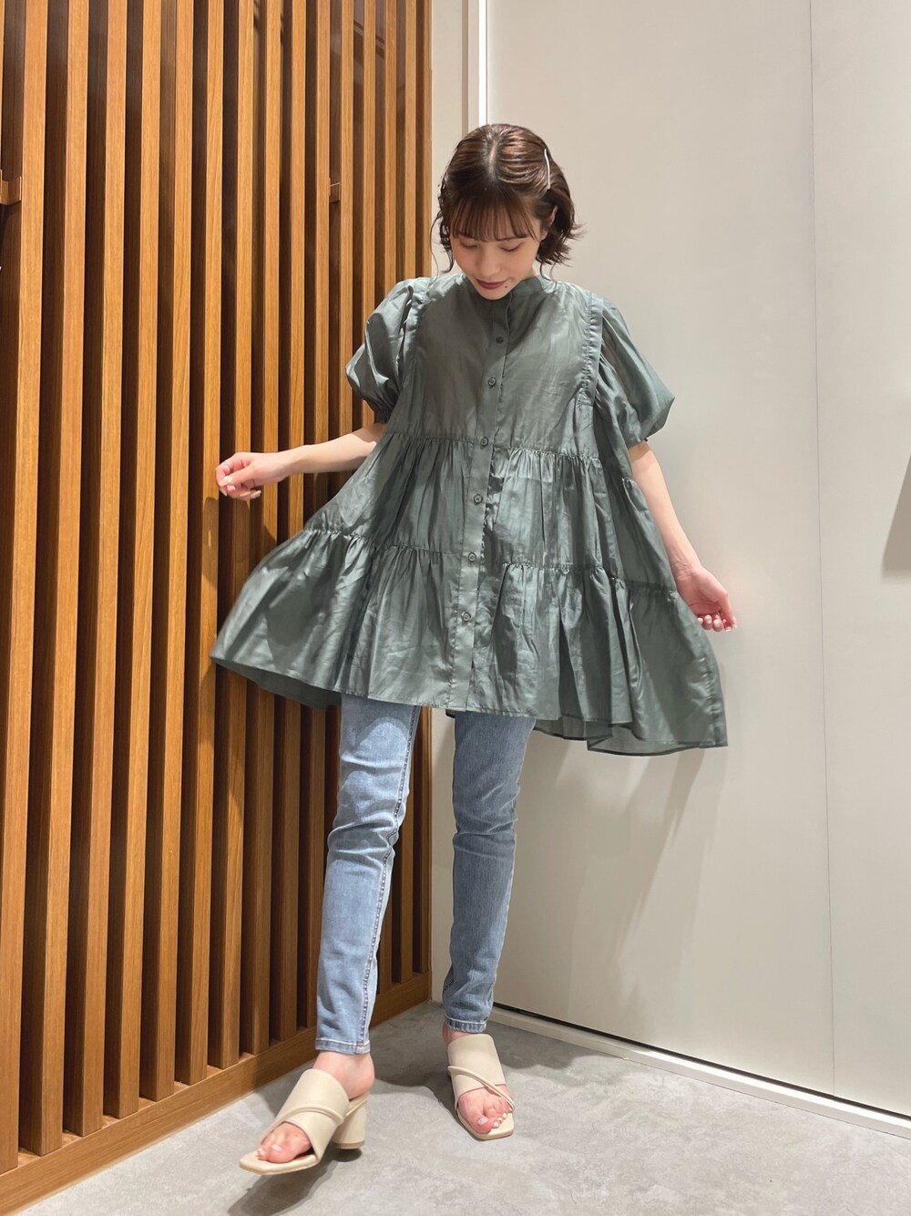 グリーン系のシャツ/ブラウス、ブルー系のデニムパンツ、ホワイト系のサンダルを着用したレディースの春コーディネートの1枚目の写真
