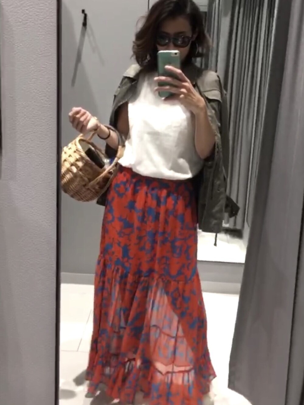 「柄スカート、ロングスカート、MARC BY MARC JACOBS、Hanes、H&M、かごバッグ、tiffany&co、KOMONO.」｜「CIAOPANIC TYPYのアイテム（ミリタリージャケット、グリーン系）」を使った、I am Yさん（レディース・168cm）の春コーディネートの1枚目の写真
