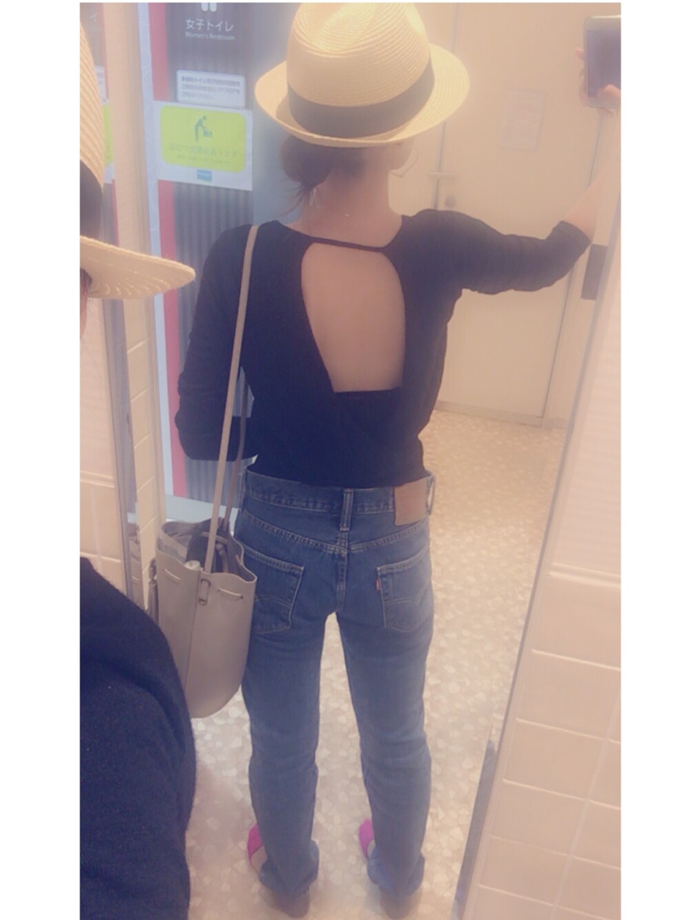 「URBAN RESEARCH、Levi's、カジュアル、オトナカジュアル、tiffany&co、agete、jornalstandardrelume、デニム、ハット」｜「URBAN RESEARCHのアイテム（ニット/セーター、ブラック系）」を使った、I am Yさん（レディース・168cm）の夏コーディネートの1枚目の写真