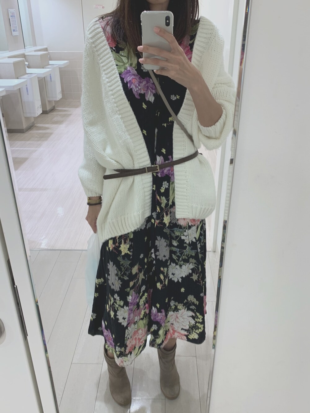 「KAREN LIPPS、ROSE BUD、花柄ワンピース、ニット、秋コーデ、カジュアルコーデ」｜「ROSE BUDの(KAREN LIPPS)レザーショートブーツ（ブーツ、ベージュ系）」を使った、I am Yさん（レディース・168cm）の秋コーディネートの1枚目の写真