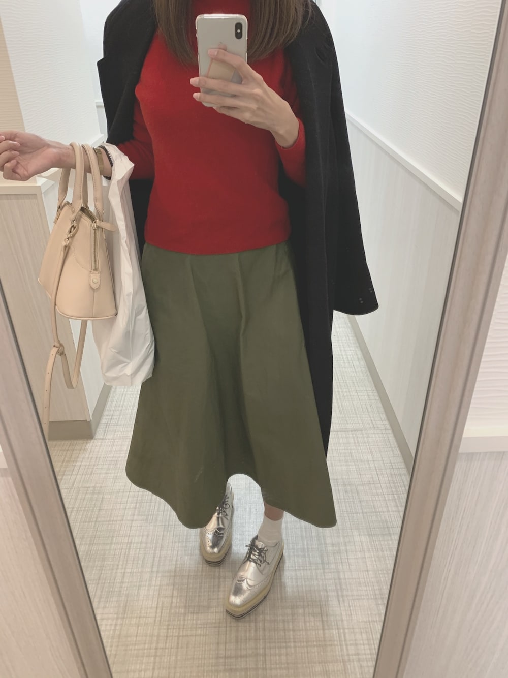 「大人カジュアル、UNIQLO、赤ニット、UNIQLO AND LEMAIRE、シルバーシューズ」｜「seriaのアイテム（メガネ、ブラウン系）」を使った、I am Yさん（レディース・168cm）の秋コーディネートの1枚目の写真