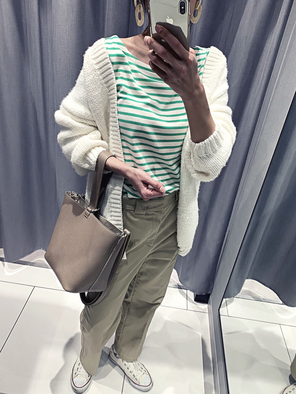 「GU、GAP、ボーダー、チノパン、ニットカーディガン、Lattice、converse、カジュアル、休日スタイル」｜「no brandのアイテム（ショルダーバッグ、ベージュ系）」を使った、I am Yさん（レディース・168cm）の春コーディネートの1枚目の写真
