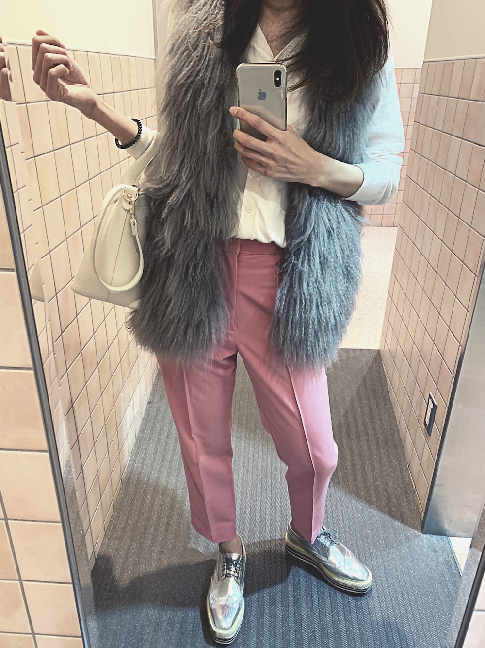 「春、ピンク、ピンクパンツ、ピンク×グレー、SHIPS for women、ファーベスト、GU、オトナカジュアル、シルバーシューズ」｜「GUのアイテム（カーディガン/ボレロ、ホワイト系）」を使った、I am Yさん（レディース・168cm）の春コーディネートの1枚目の写真