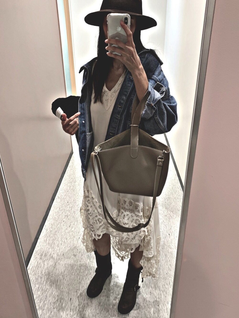 「秋のコーデ、カジュアル、アメカジ、デニムジャケット、H&M、NINE、FRYE、ブーツ」｜「NINEのアイテム（ワンピース、ホワイト系）」を使った、I am Yさん（レディース・168cm）の秋コーディネートの1枚目の写真