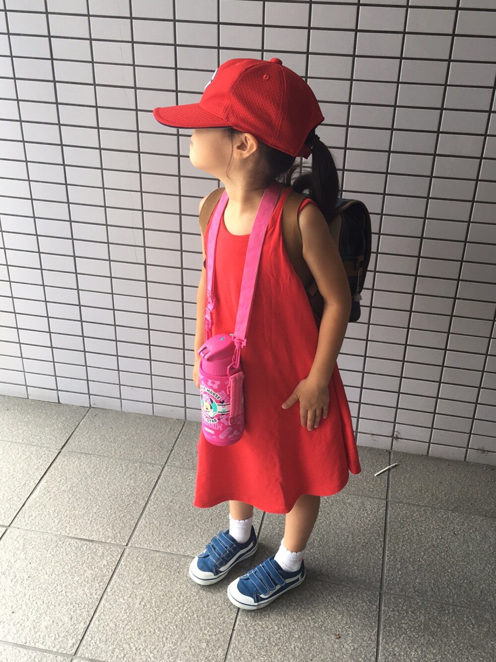 レッド系のワンピース、ブルー系のスニーカーを着用したキッズの夏コーディネートの1枚目の写真