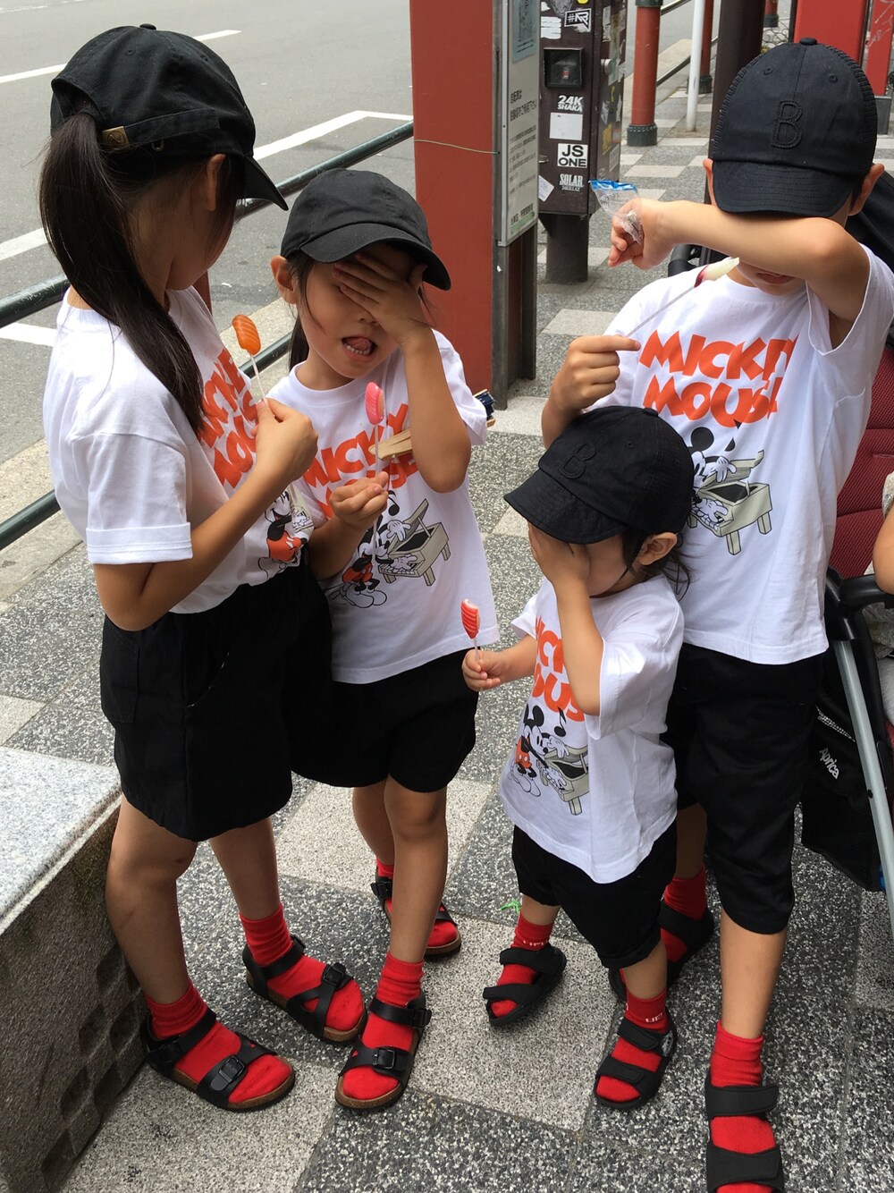 ホワイト系のTシャツ/カットソー、ブラック系のパンツ、ブラック系のパンツを着用したキッズの夏コーディネートの1枚目の写真