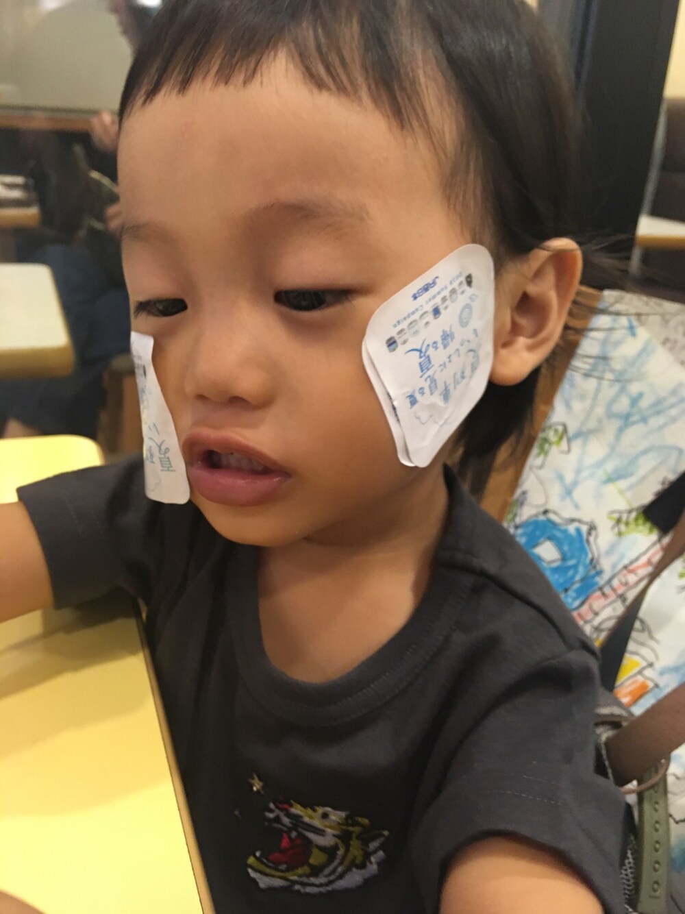 グレー系のトップスを着用したキッズの夏コーディネートの1枚目の写真