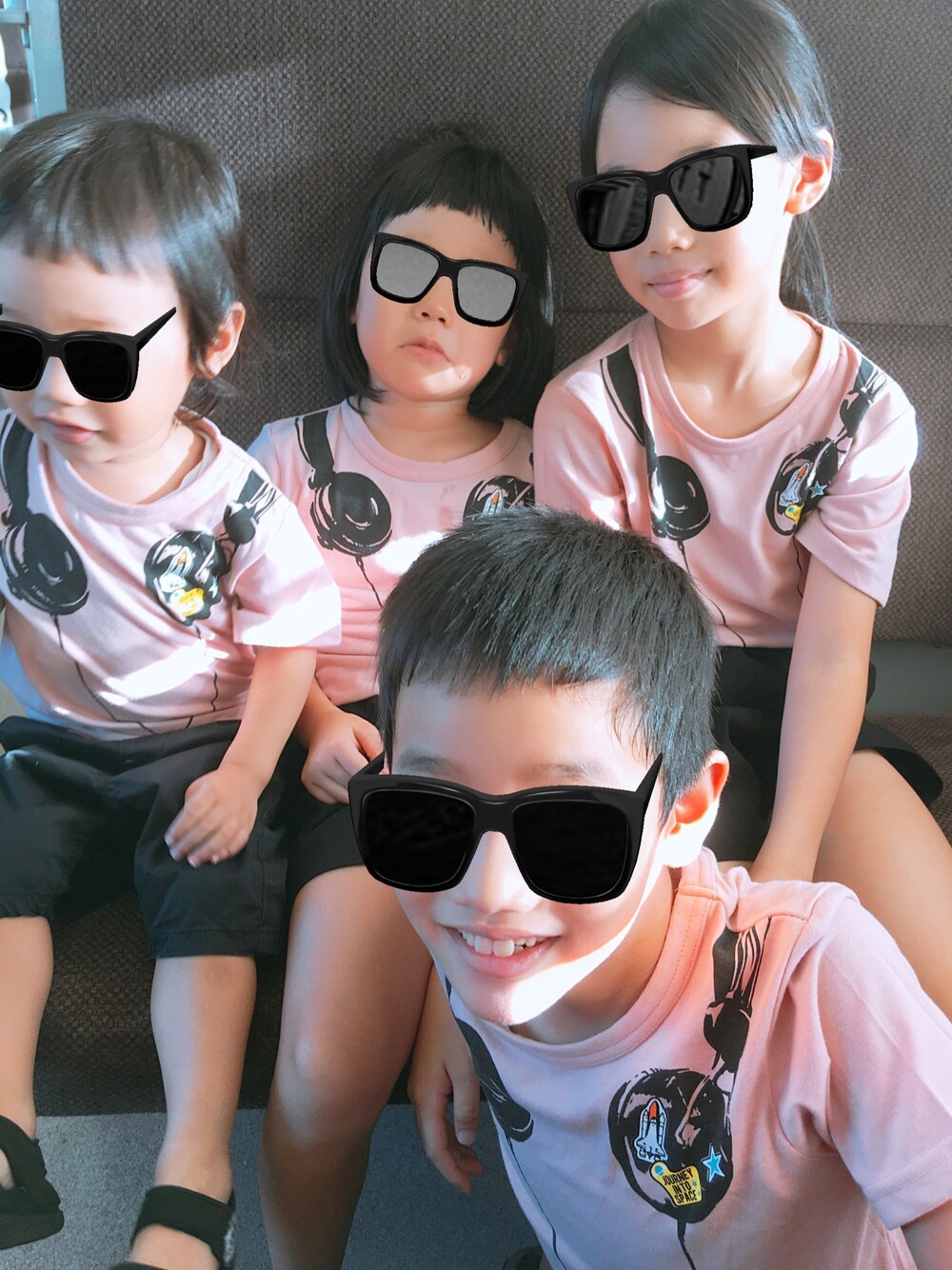 ピンク系のTシャツ/カットソー、ブラック系のパンツを着用したキッズの夏コーディネートの1枚目の写真