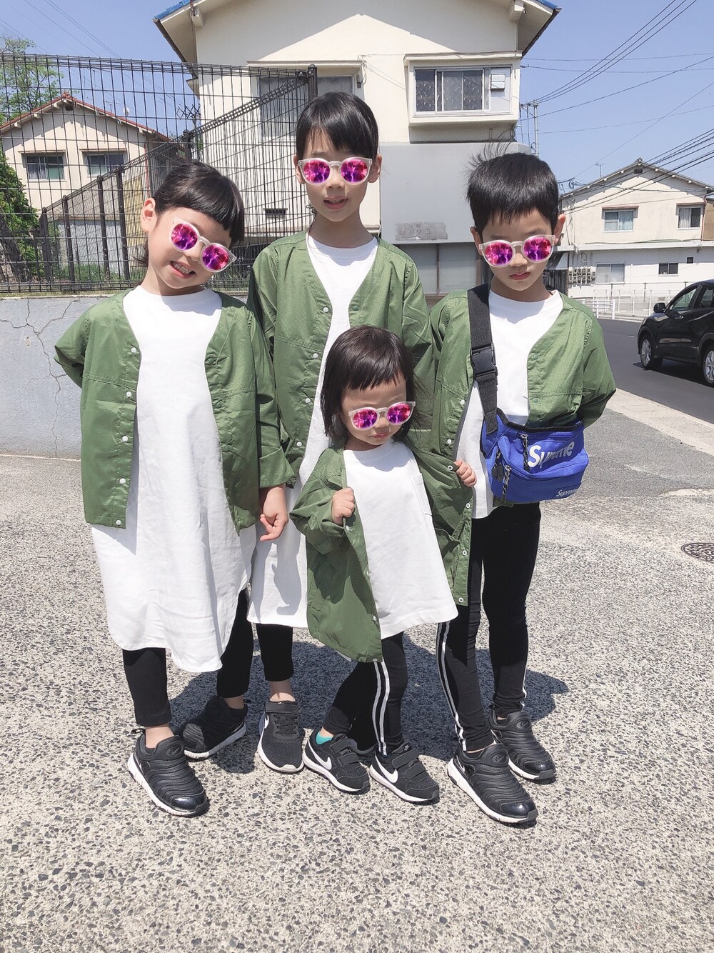 ホワイト系のワンピース、グリーン系のジャケット/アウター、ブラック系のシューズを着用したキッズの春コーディネートの1枚目の写真