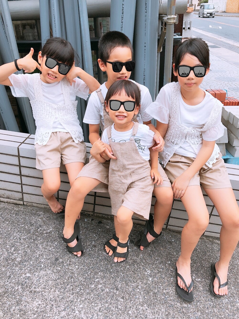 ベージュ系のサロペット/オーバーオール、ホワイト系のTシャツ/カットソー、ベージュ系のパンツを着用したキッズの夏コーディネートの1枚目の写真