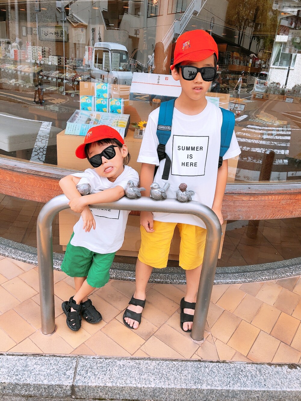 イエロー系のパンツ、ホワイト系のTシャツ/カットソー、ブラック系のサンダルを着用したキッズの夏コーディネートの1枚目の写真