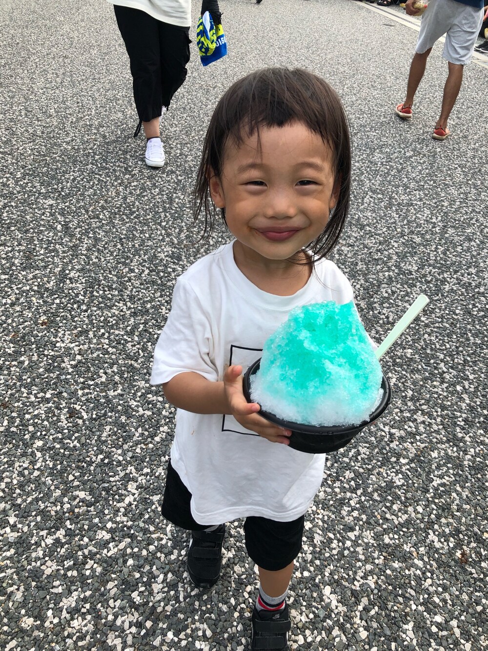 ホワイト系のTシャツ/カットソー、ブラック系のパンツ、ブラック系のスニーカーを着用したキッズの夏コーディネートの1枚目の写真