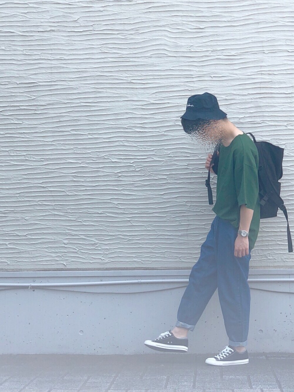「シンプル、古着、古着MIX、古着コーデ、カジュアル、ootd、ビッグシルエット、お洒落さんとつながりたい、Tシャツ、カジュアルコーデ」｜「EDWINのEDWIN リバーシブルバケットハット（ハット、ブルー系）」を使った、seriさん（メンズ・173cm）の夏コーディネートの1枚目の写真