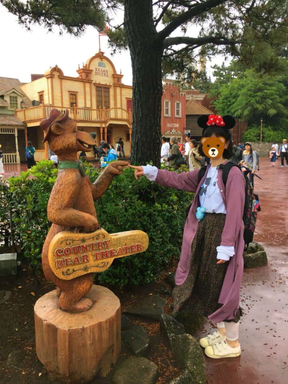 「カジュアルコーデ、春コーデ、ディズニーランド」｜「Disneyのアイテム（カチューシャ、レッド系）」を使った、さささん（レディース・160cm）の春コーディネートの1枚目の写真