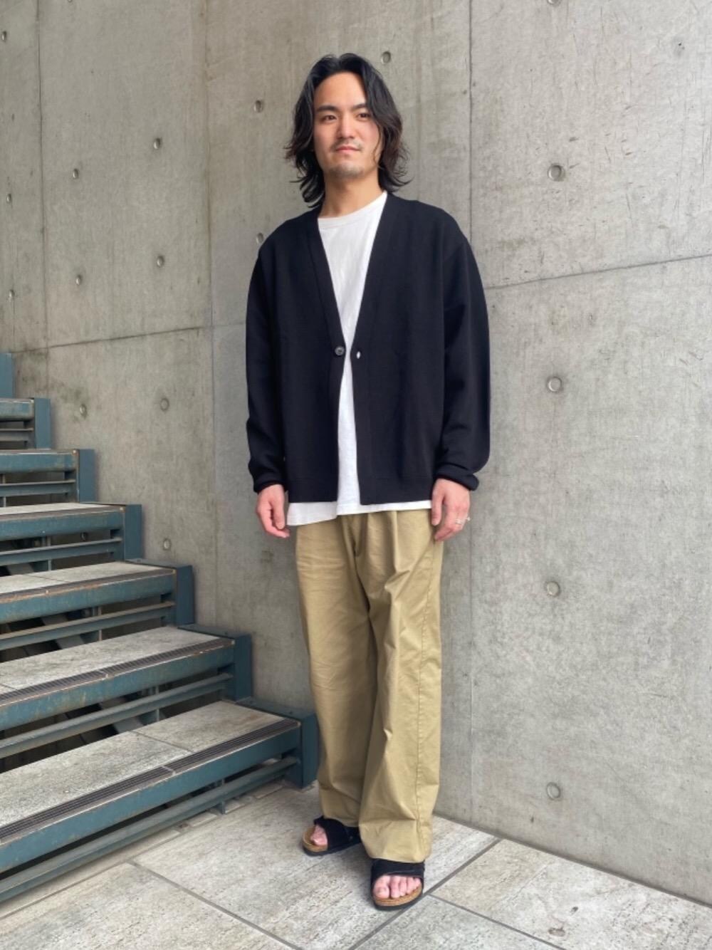 グリーン系のその他パンツ、ブラック系のカーディガン/ボレロ、ブラック系のサンダルを着用したメンズの春コーディネートの1枚目の写真