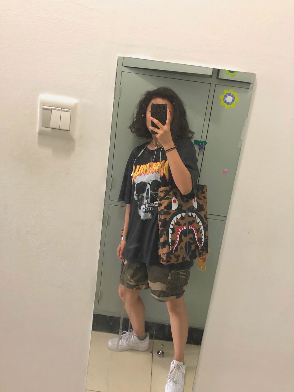 「夏」｜「PULL&BEARのアイテム（Tシャツ/カットソー、ブラック系）」を使った、PasangChoudronさん（レディース・163cm）の春コーディネートの1枚目の写真