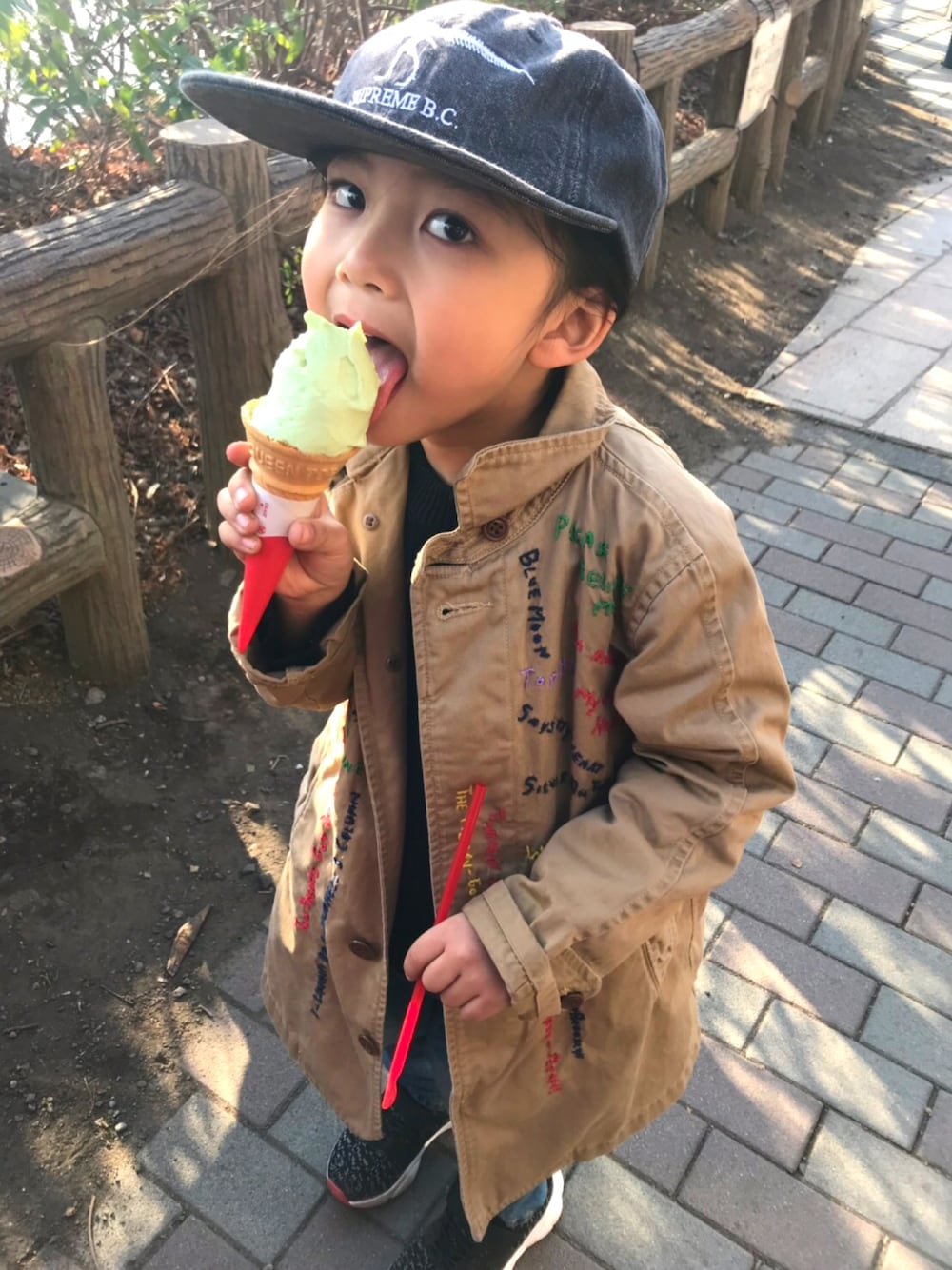 「アイスクリーム、お留守番、ステンカラー、5歳男の子」｜「denim and dungreeのアイテム（ステンカラーコート、ベージュ系）」を使った、近藤　昌さん（メンズ・120cm）の冬コーディネートの1枚目の写真