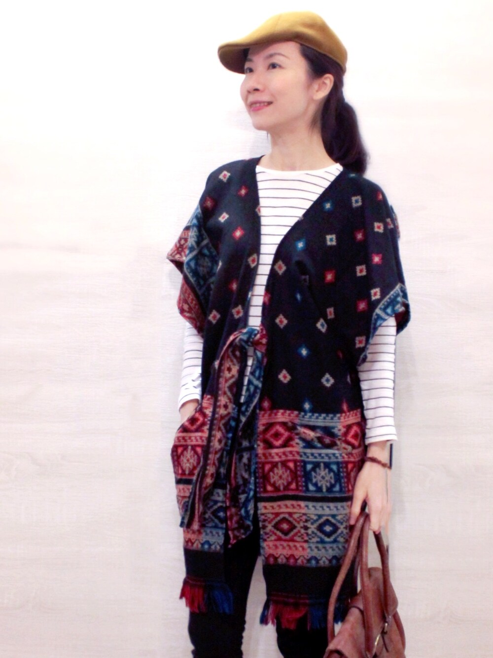 「ginagypsy、wanderlust、bohemians、bohochic、madeinindia、taiwanbrand」｜「ginagypsyのアイテム（ポンチョ、ブラック系）」を使った、Ginaさん（レディース・170cm）の冬コーディネートの1枚目の写真