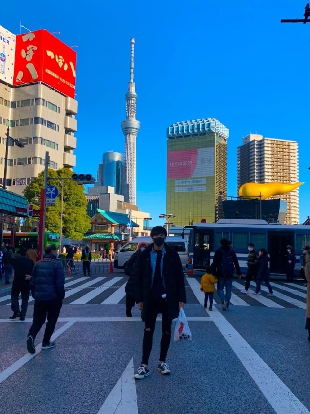 ブラック系のダウンベスト、ブラック系のスニーカーを着用したメンズの冬コーディネートの1枚目の写真