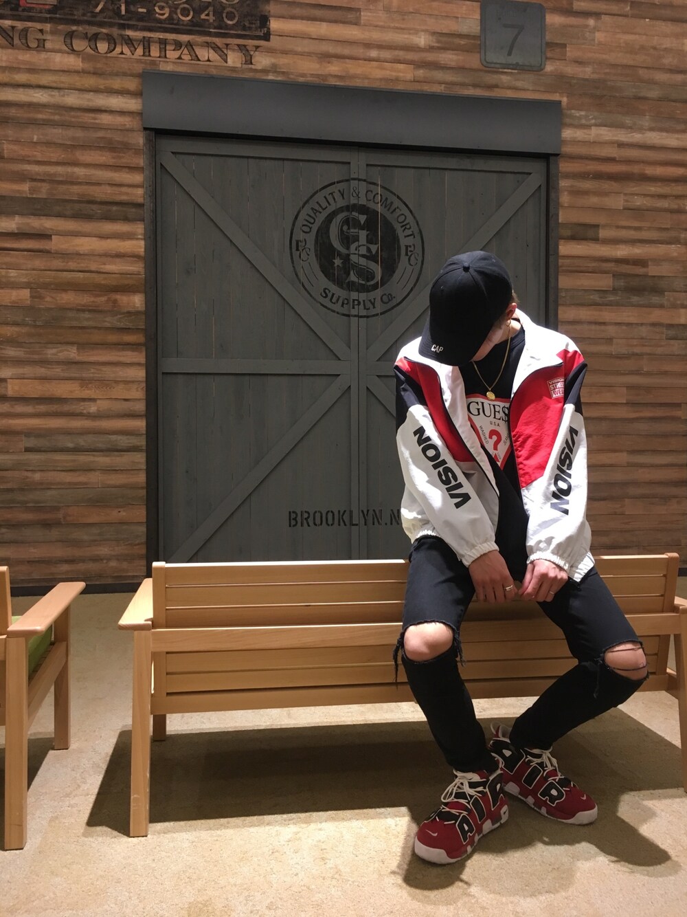 「NIKE、streetstyle、スニーカーコーデ、ジャケット、ストリート、スキニー、デニム、FOREVER 21、おしゃれさんと繋がりたい」｜「Guessのアイテム（Tシャツ/カットソー、ブラック系）」を使った、すがっちさん（メンズ・181cm）の春コーディネートの1枚目の写真