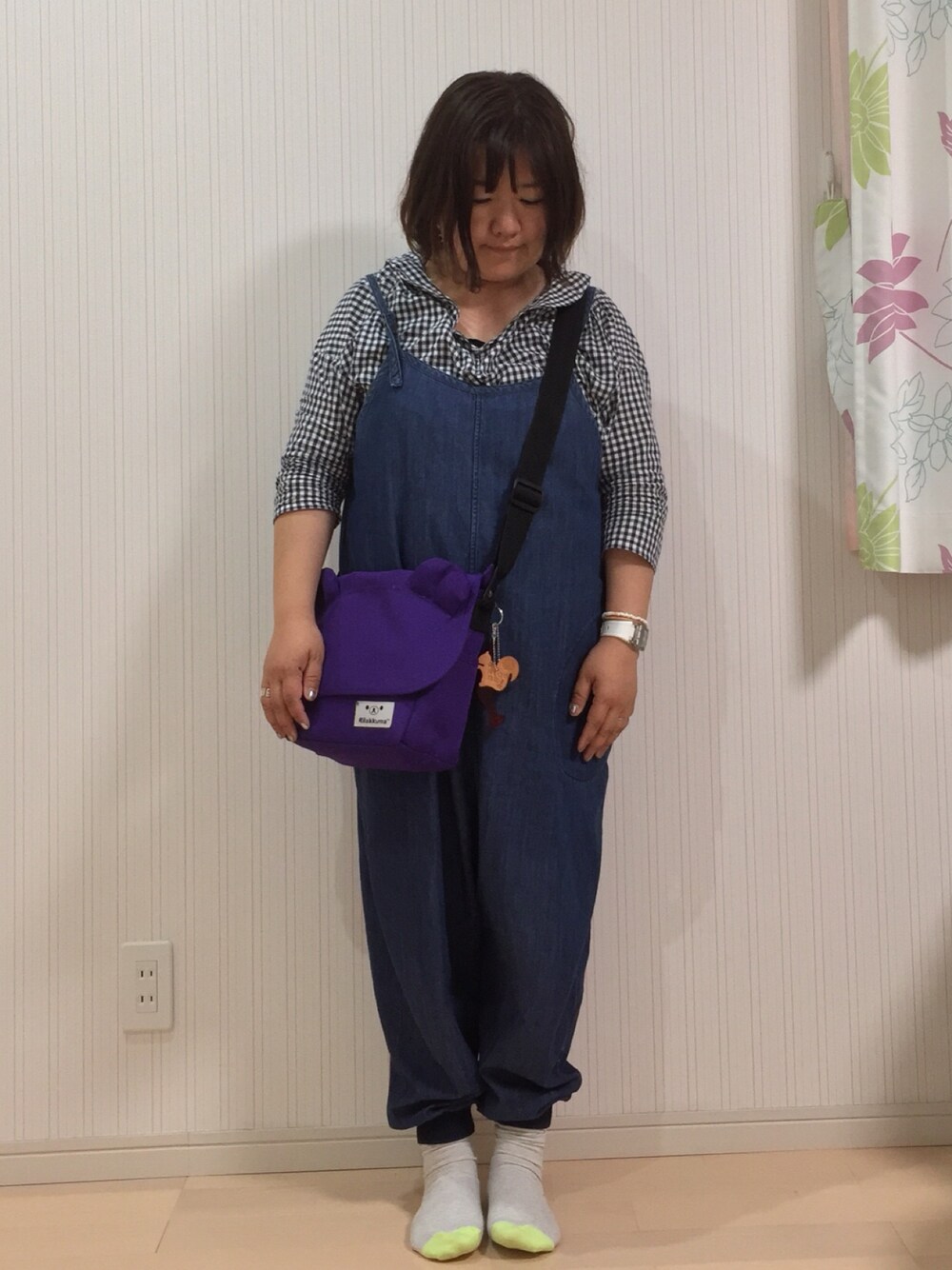 ブルー系のシャツ/ブラウス、ブルー系のサロペット/オーバーオール、パープル系のメッセンジャーバッグを着用したレディースの春コーディネートの1枚目の写真