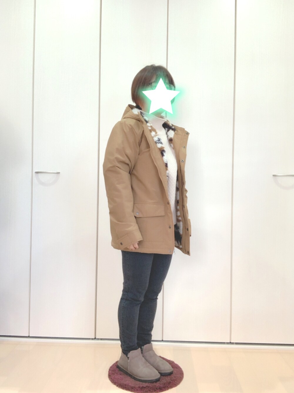 ブラウン系のブルゾン、ベージュ系のニット/セーター、ブラック系のデニムパンツを着用したレディースの冬コーディネートの1枚目の写真