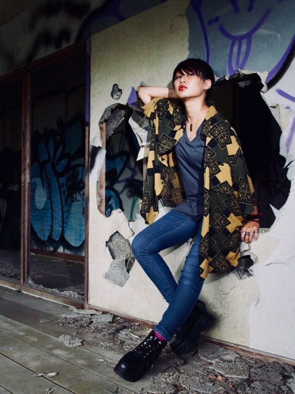 「YOSUKE、厚底、厚底スニーカー、古着、柄シャツ、ポートレート、撮影、差し色(ピンク)、差し色」｜「古着のアイテム（シャツ/ブラウス、その他）」を使った、白玉寝子さん（レディース・163cm）の秋コーディネートの1枚目の写真