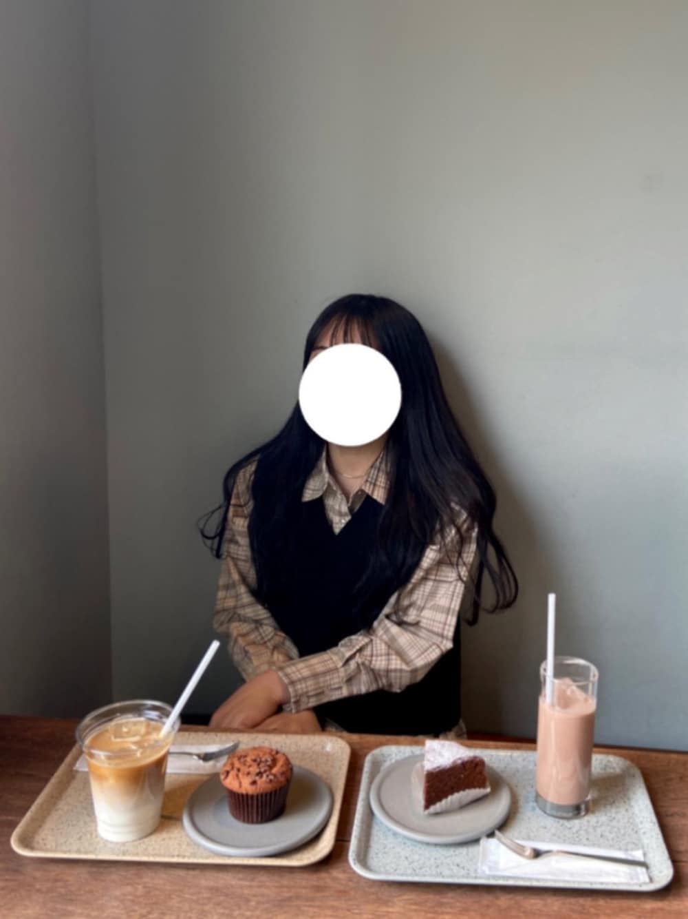 「シンプルコーデ、カジュアル、ブラウンコーデ、ベージュコーデ、カフェ、カフェ巡り、ワンピース、ワンピーススタイル、ベスト、ベスト×ワンピース」｜「RETRO GIRLのアイテム（シャツワンピース、ベージュ系）」を使った、yuuuuukaさん（レディース・156cm）の春コーディネートの1枚目の写真