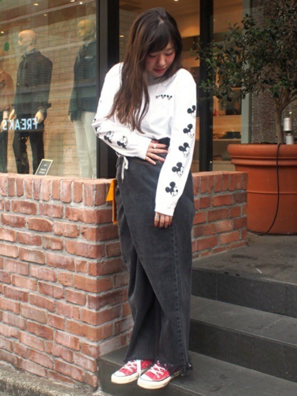 ホワイト系のTシャツ/カットソーを着用したレディースの冬コーディネートの1枚目の写真