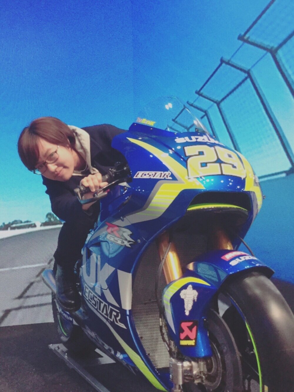 「モーターサイクルショー、バイクの祭典、メンズライク、バイク女子」｜「MACKINTOSH PHILOSOPHYのリバーメルトンピーコート（ピーコート、ブルー系）」を使った、ゆりお*さん（レディース・157cm）の春コーディネートの1枚目の写真