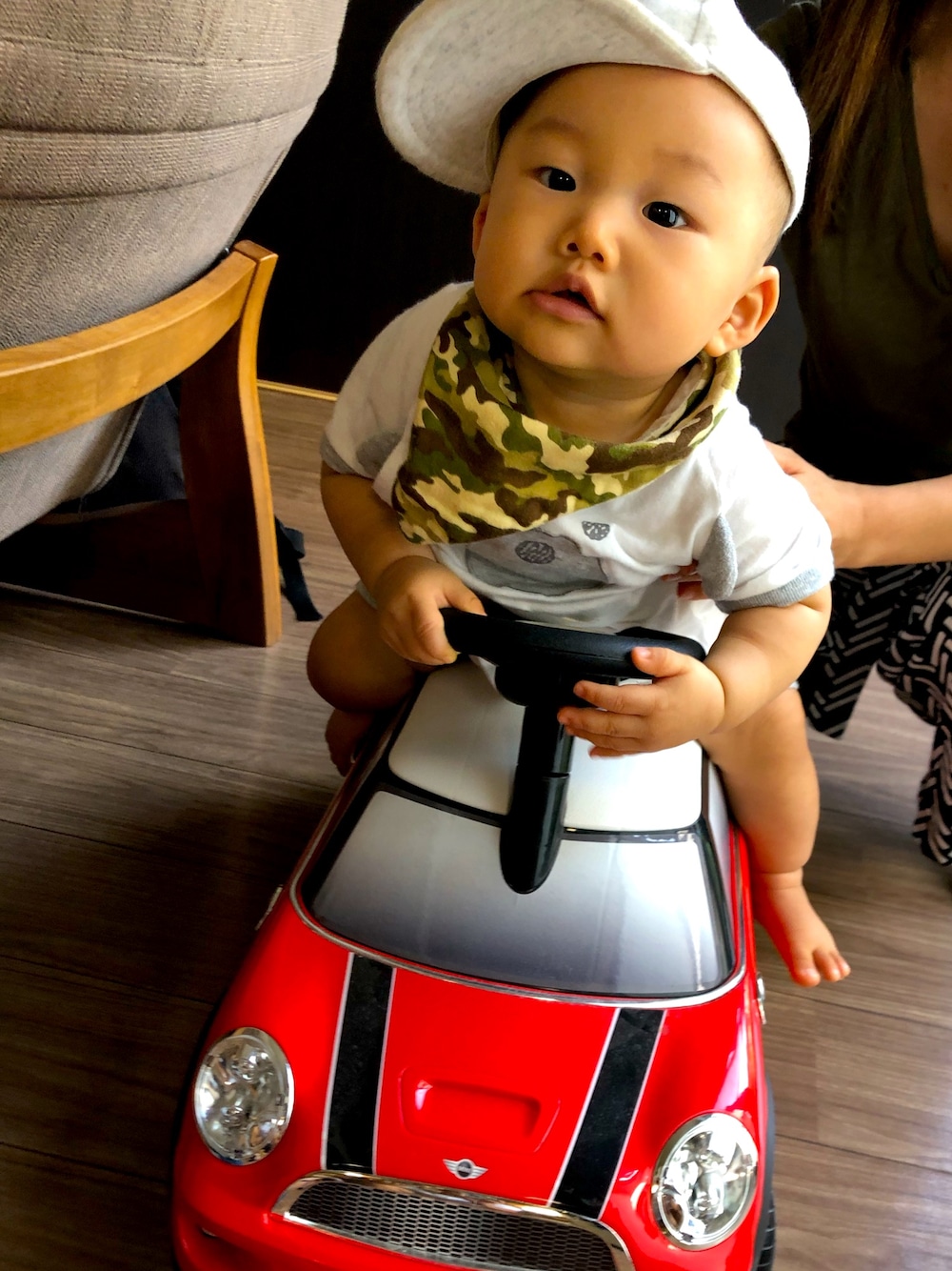 レッド系の雑貨/ホビー、グリーン系のスタイ/よだれかけ、ホワイト系のロンパースを着用したキッズの秋コーディネートの1枚目の写真