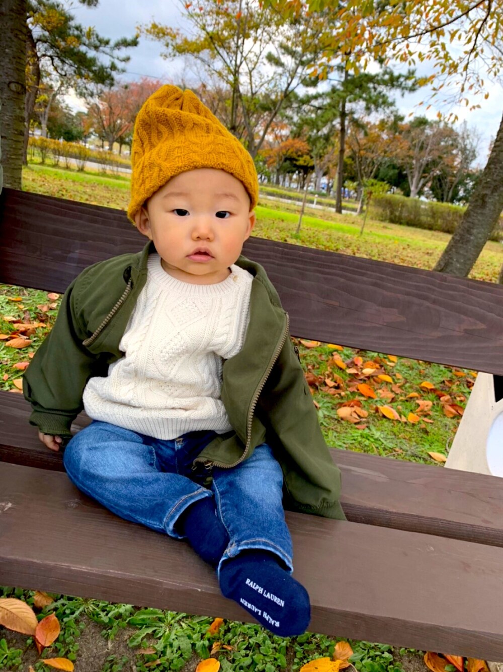 「カジュアルコーデ、キッズコーデ、リンクコーデ、生後10ヶ月、男の子、ベビーコーデ、紅葉、紅葉コーデ、紅葉カラー×帽子」｜「しまむらのアイテム（ブルゾン、グリーン系）」を使った、あさしさん（キッズ・70cm）の秋コーディネートの1枚目の写真