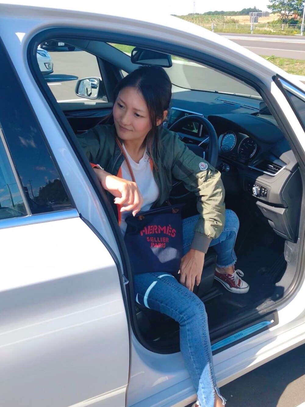 「秋冬コーデ、カジュアル、オトナカジュアル、楽チンコーデ、コンバース、エルメス、車内撮影、モンクレール、スニーカーコーデ、ママコーデ」｜「HERMESのアイテム（ショルダーバッグ、ブルー系）」を使った、SayakaMiyoshiさん（レディース・163cm）の秋コーディネートの1枚目の写真