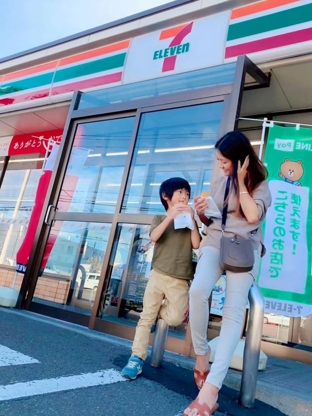 「やっぱりストリートが好き、秋冬コーデ、カジュアル、オトナカジュアル、プチプラ、ママコーデ、ママファッション、エルメス、ザラジョ、ザラキッズ」｜「HERMESのアイテム（ショルダーバッグ、グレー系）」を使った、SayakaMiyoshiさん（レディース・163cm）の秋コーディネートの1枚目の写真