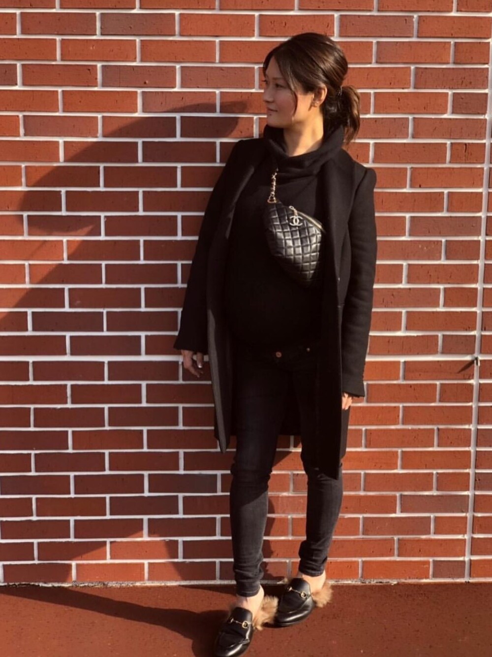 「やっぱりストリートが好き、妊娠8ヶ月、妊婦、妊婦コーデ、ブラックコーデ、ブラックスキニー、マタニティ、マタニティコーデ、ママコーデ、シャネル」｜「ZARAのアイテム（チェスターコート、ブラック系）」を使った、SayakaMiyoshiさん（レディース・163cm）の秋コーディネートの1枚目の写真