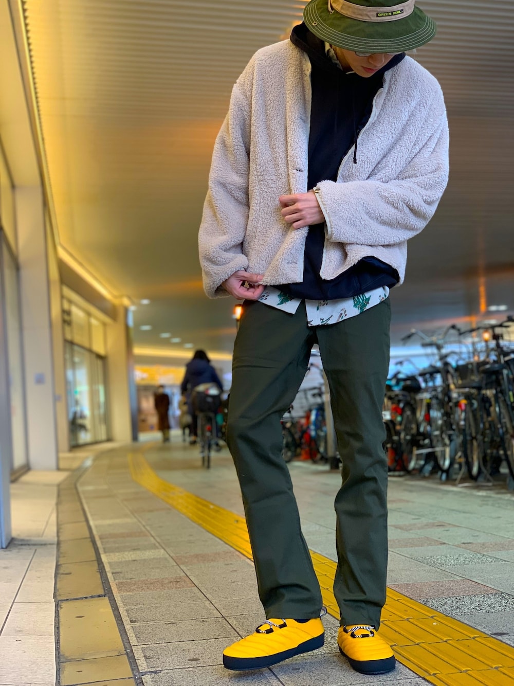 「スニーカー、カジュアル、パーカー、ハット、冬コーデ、オーバーサイズ、OLD BETTY'S、ボアジャケット、ゆるコーデ、GREEN BOWL」｜「GREEN BOWLのGREEN BOWL Safari Hat/グリーンボウルサファリハット（ハット、グリーン系）」を使った、AKKIIさん（メンズ・182cm）の冬コーディネートの1枚目の写真