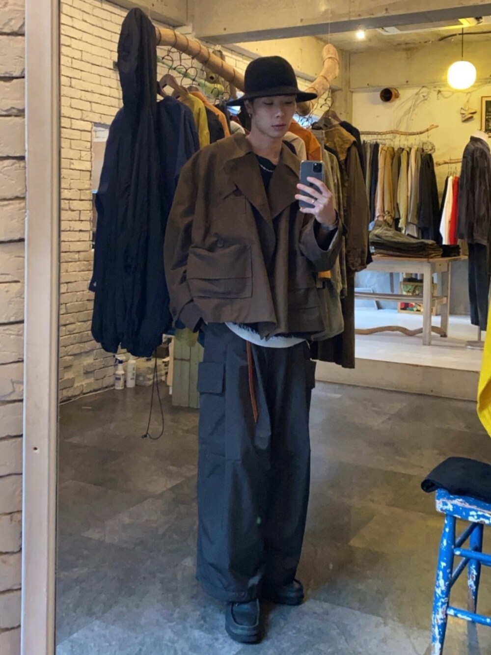 「私の推しブランド、古着、シンプルコーデ、ハット、カーゴパンツ、シンプル、モードストリート、ストリート、ミリタリー、ジャンルミックス」｜「bukhtのアイテム（Tシャツ/カットソー、ブラック系）」を使った、ハッシーさん（メンズ・173cm）の冬コーディネートの1枚目の写真