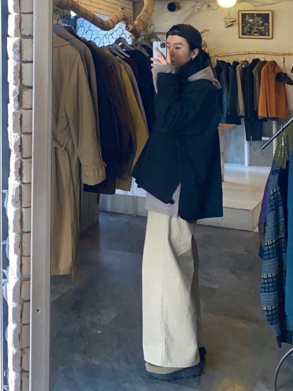 「ワイドパンツ、ootd、モードストリート、キャップ、Hender Scheme、edwina horl、シンプル、古着、ブラック、大人カジュアル」｜「MexiPaのアイテム（ニット/セーター、ベージュ系）」を使った、ハッシーさん（メンズ・173cm）の冬コーディネートの1枚目の写真