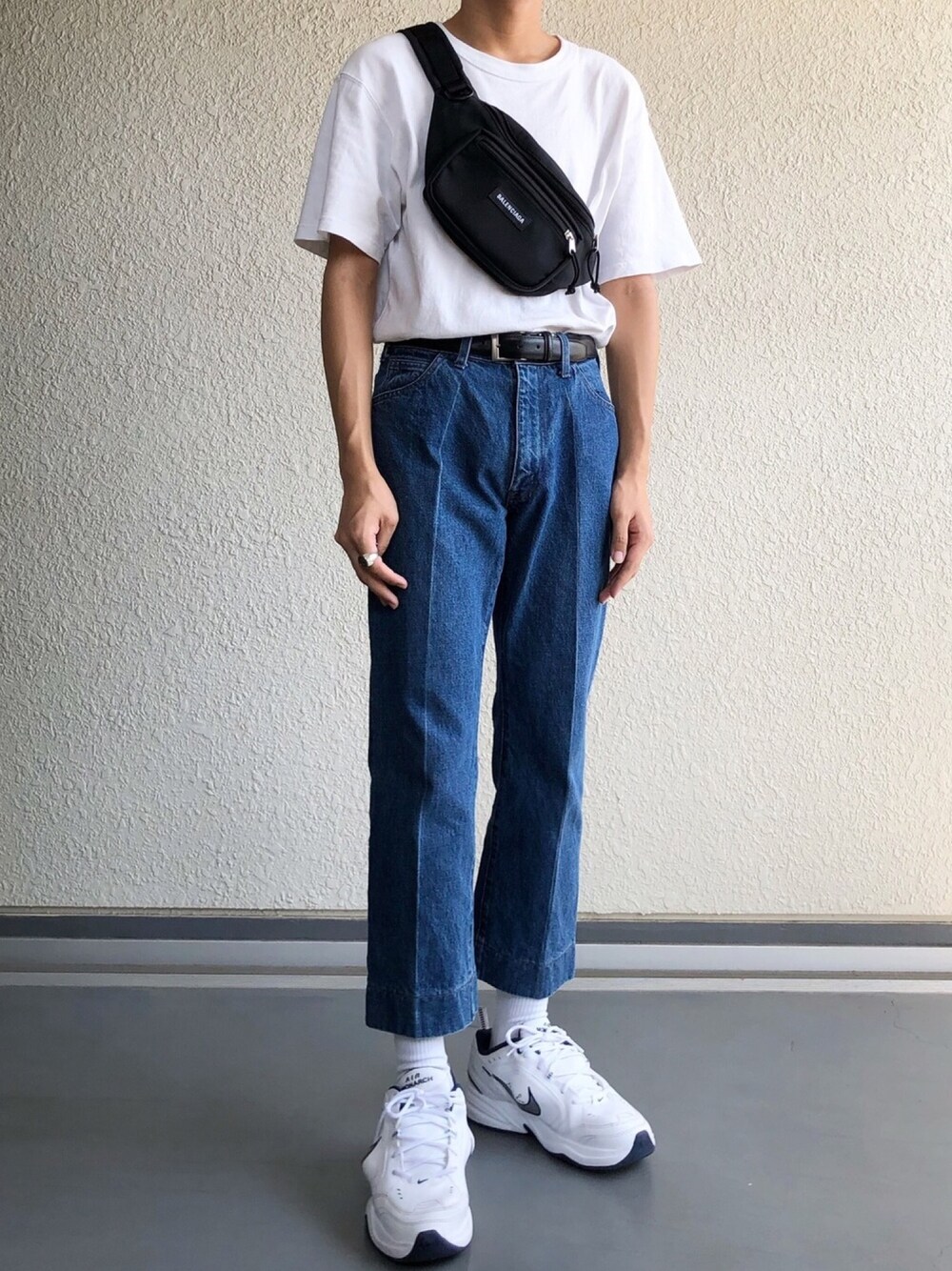 「シンプルコーデ、きれいめカジュアル、キレイめ、ストリート、デニム、shiyoh」｜「UNIQLOのクルーネックT（半袖）（Tシャツ/カットソー、ホワイト系）」を使った、takutoさん（メンズ・171cm）の秋コーディネートの1枚目の写真