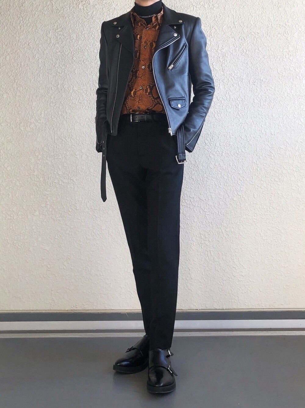 「年末WEAR感謝祭、ライタースジャケット、パイソン柄、モード、キレイめ、ロック、shiyoh」｜「JOHN LAWRENCE SULLIVANのLAMBSKIN BIKE'S JACKET（ライダースジャケット、ブラック系）」を使った、takutoさん（メンズ・171cm）の冬コーディネートの1枚目の写真