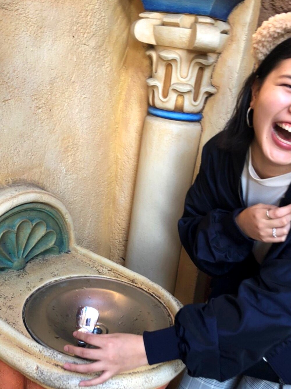 「ディズニー、ディズニーコーデ、冬コーデ、シンプル、プチプラコーデ、GU、ラクチンコーデ、秋のコーデ、カジュアルコーデ、ゆるコーデ」｜「GUのアイテム（ジャケット/アウター、ブルー系）」を使った、yukiさん（レディース・172cm）の冬コーディネートの1枚目の写真