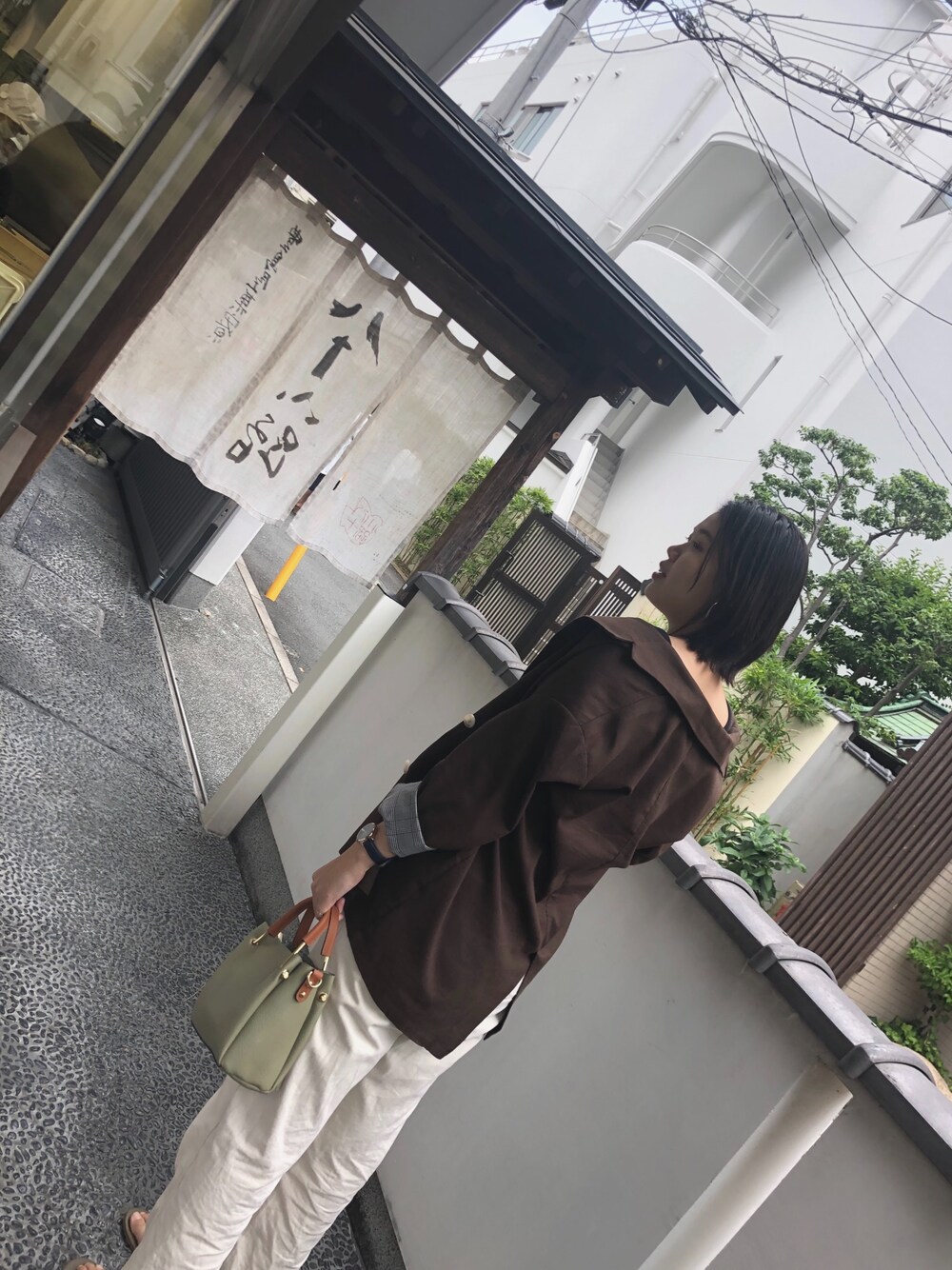 「オトナカジュアル、ジャケットスタイル、ジャケット、シンプルコーデ、ブラウン、秋のカフェオレコーデ、パンツスタイル、鎌倉」｜「earth music&ecologyの【広瀬すず×earth】リネン混Bigジャケット（テーラードジャケット、ブラウン系）」を使った、yukiさん（レディース・172cm）の秋コーディネートの1枚目の写真